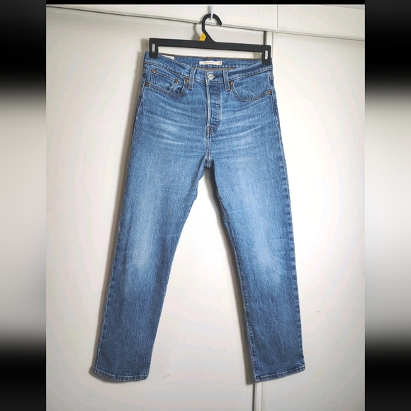 Levi's Premium Wedgie Straight Women's Jeans Buttons Fly Medium Wash 28. - Picture 2 of 16